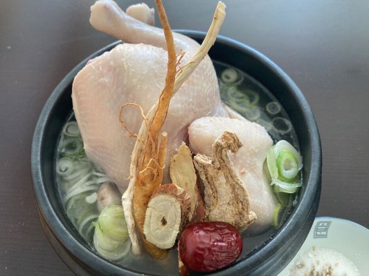 한국의 대표 전골 요리 '닭한마리'