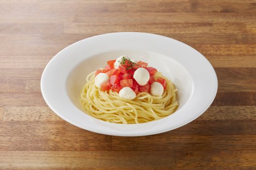 신선한 토마토와 모짜렐라 치즈