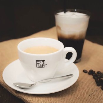 갓 내린 커피를 즐길 수 있습니다