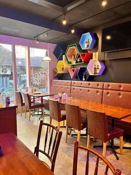 컬러풀하고 팝한 매장 내부