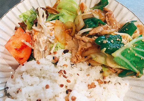 수제 반찬을 곁들인 원플레이트 런치