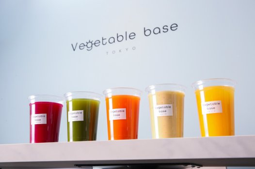 색감이 선명한 신선한 음료