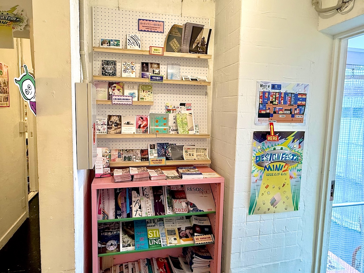 デザインフェスタmini2の会場案内やポスターが設置された館内
